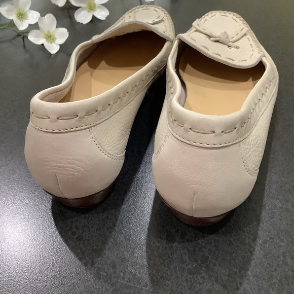 Cole Haan Pebbled Leather Mini Heel Moccasins Bow Grommet Contrast Stitch Bone - Picture 10 of 13